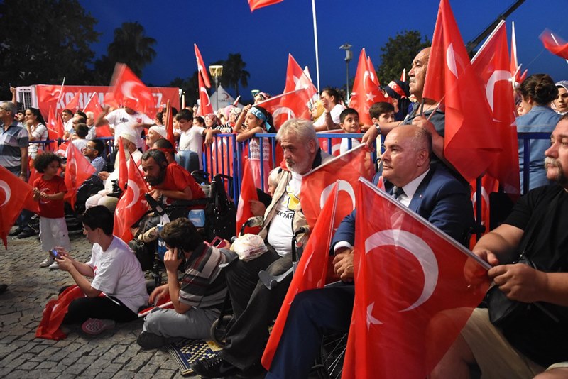 İzmirliler meydanı doldurdu