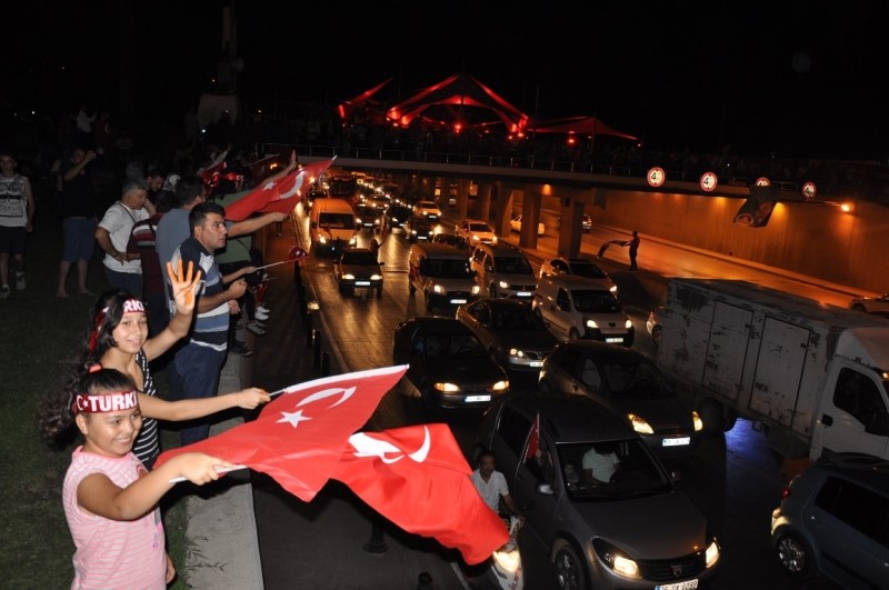 İzmirliler meydanı doldurdu