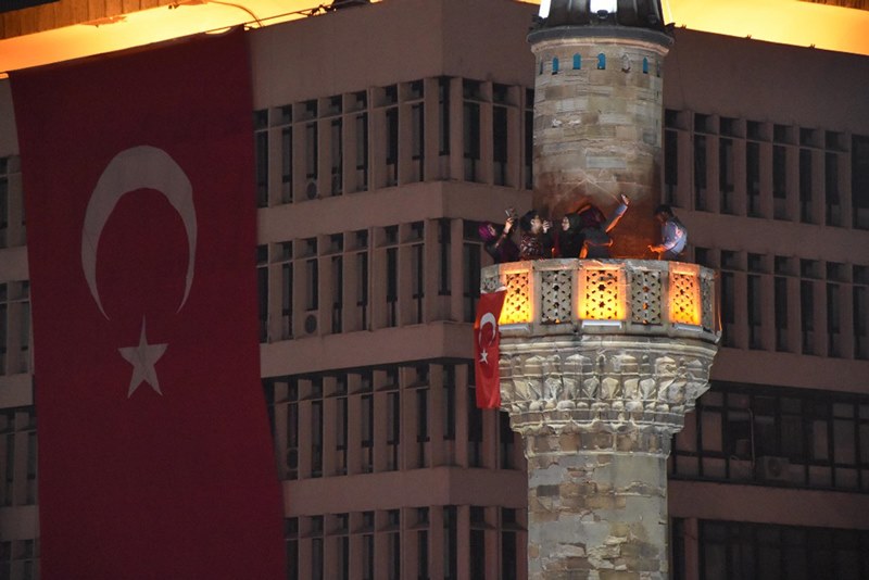 İzmirliler meydanı doldurdu