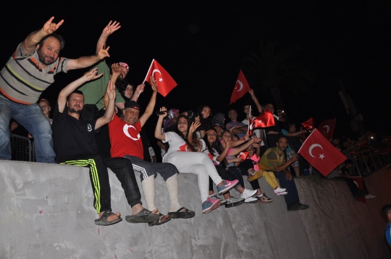 İzmirliler meydanı doldurdu