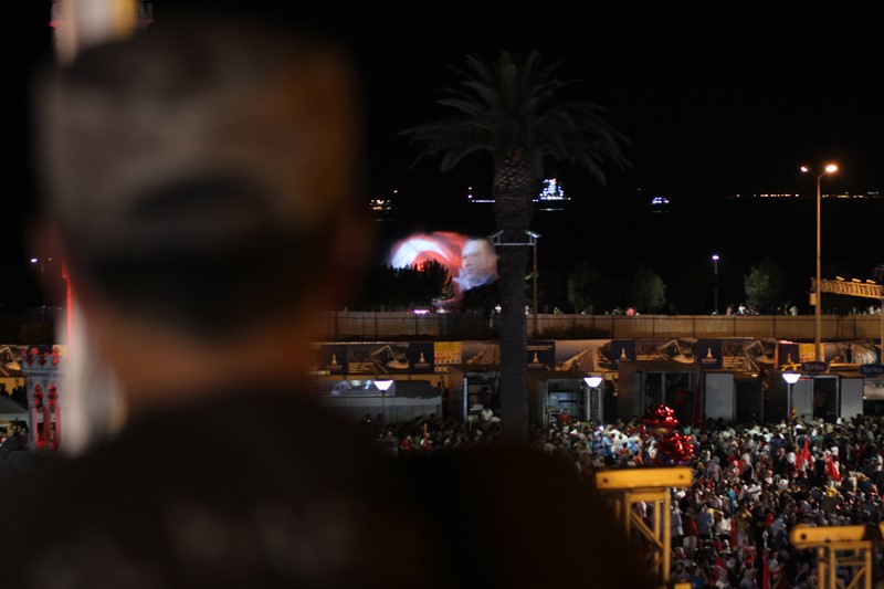 İzmirliler meydanı doldurdu