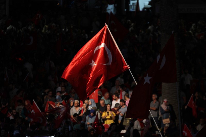 İzmirliler meydanı doldurdu
