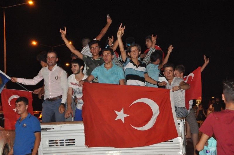 İzmirliler meydanı doldurdu