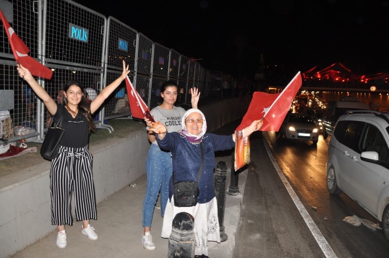 İzmirliler meydanı doldurdu