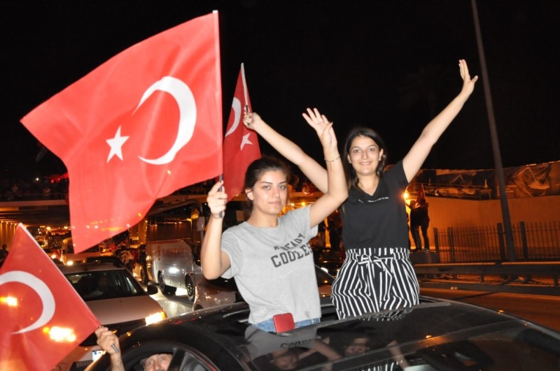 İzmirliler meydanı doldurdu