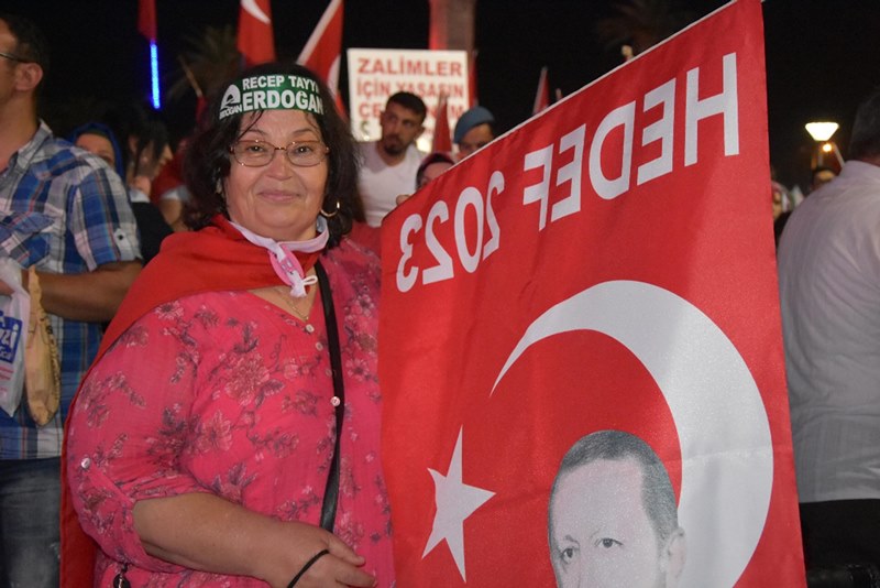 İzmirliler meydanı doldurdu