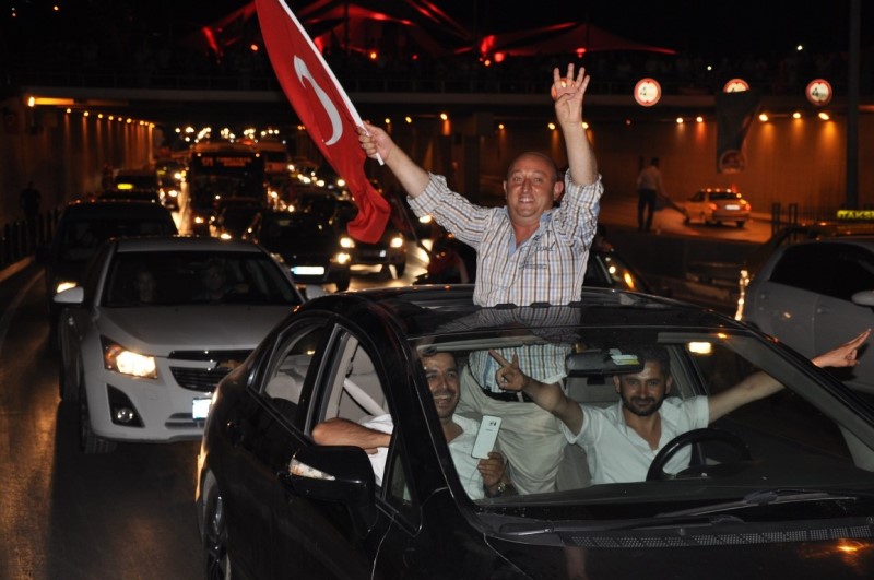 İzmirliler meydanı doldurdu