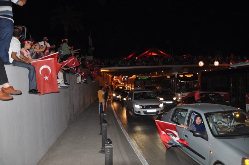 İzmirliler meydanı doldurdu