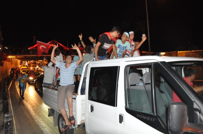 İzmirliler meydanı doldurdu