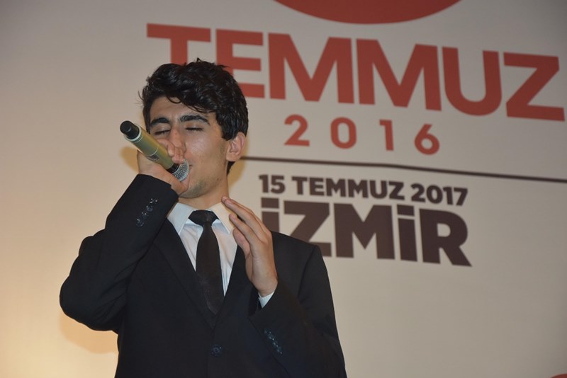 İzmirliler meydanı doldurdu