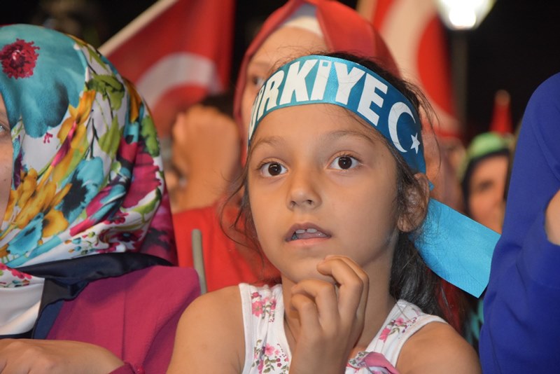 İzmirliler meydanı doldurdu