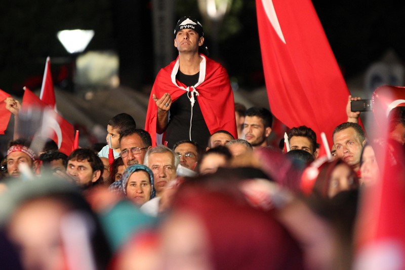 İzmirliler meydanı doldurdu