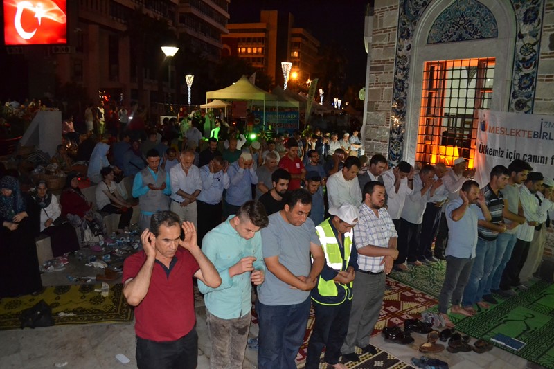 İzmirliler meydanı doldurdu