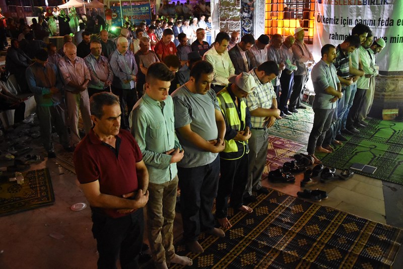 İzmirliler meydanı doldurdu