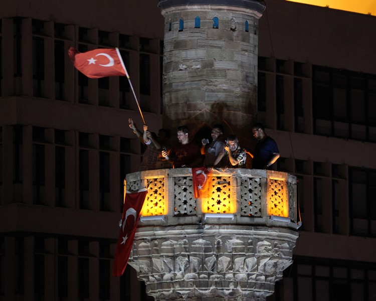 İzmirliler meydanı doldurdu