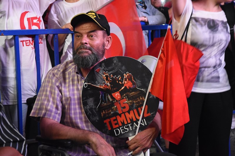 İzmirliler meydanı doldurdu