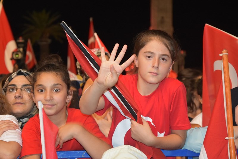 İzmirliler meydanı doldurdu