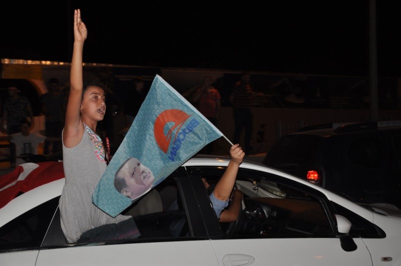 İzmirliler meydanı doldurdu