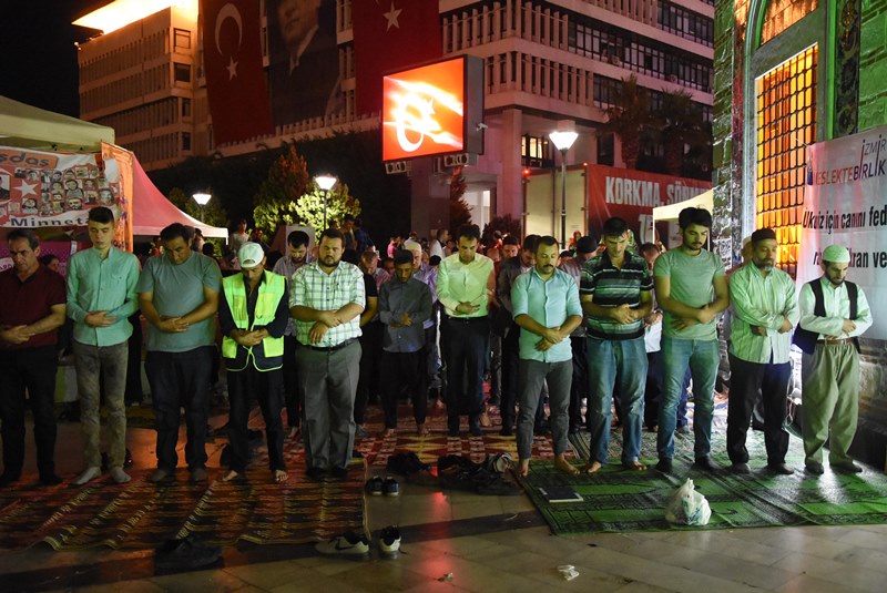 İzmirliler meydanı doldurdu