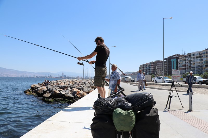 Hollanda’dan bisikletle İzmir’e geldi