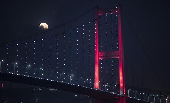 Kısmi Ay tutulması böyle görüntülendi...