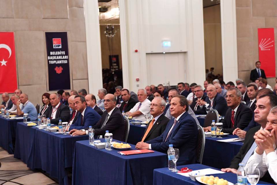 Kılıçdaroglu belediye başkanlarını topladı