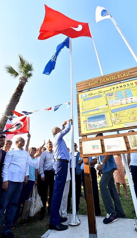 İzmir Körfezi'ne ilk Mavi Bayrak