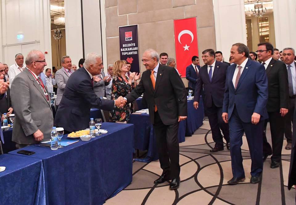 Kılıçdaroglu belediye başkanlarını topladı