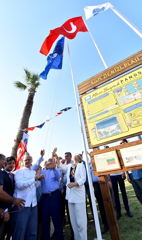 İzmir Körfezi'ne ilk Mavi Bayrak