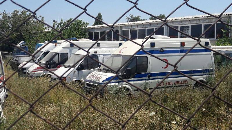 Bayır çürümeye terk edilen ambulansları sordu