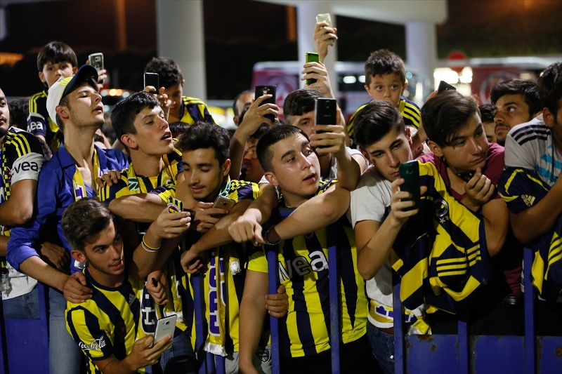 Fenerbahçe'ye İzmir'de coşkulu karşılama