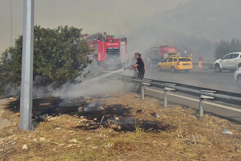 İzmir'de korkutan yangın...