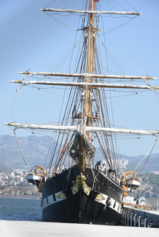 Tarihi gemi İzmir Limanı'na demirledi