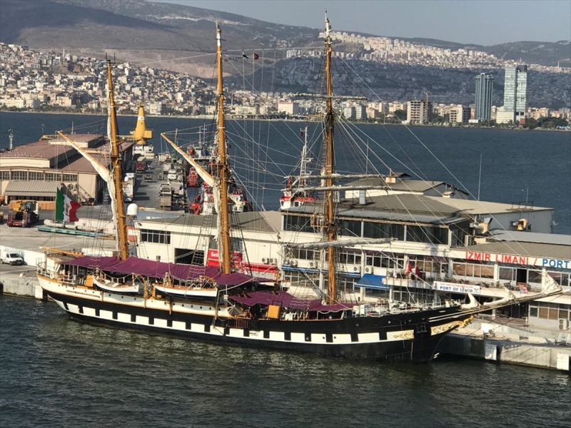 Tarihi gemi İzmir Limanı'na demirledi