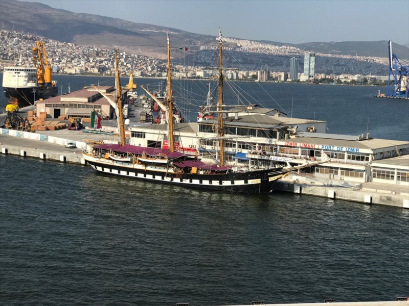 Tarihi gemi İzmir Limanı'na demirledi