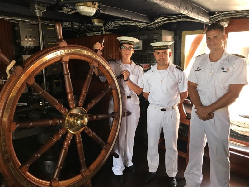 Tarihi gemi İzmir Limanı'na demirledi