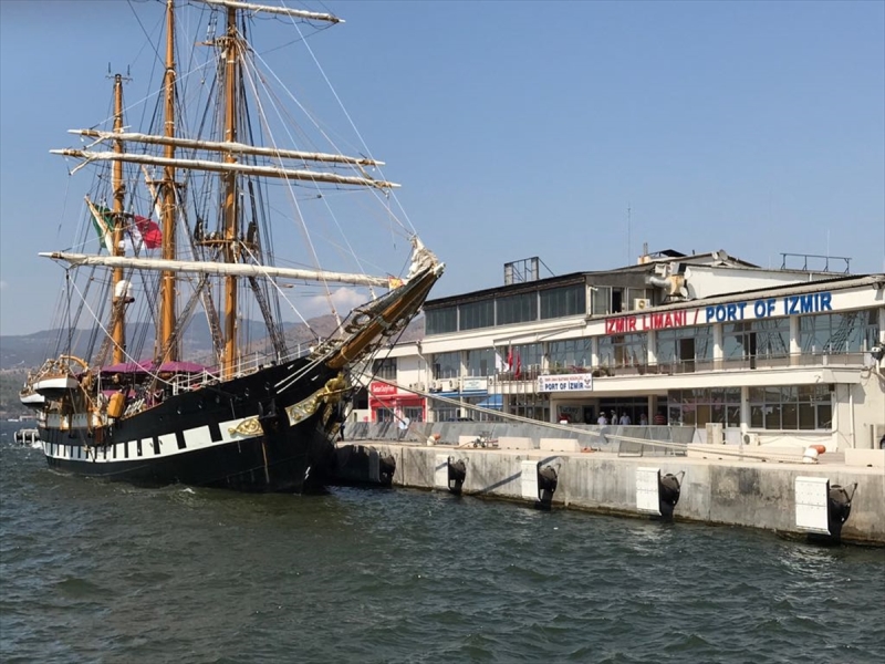 Tarihi gemi İzmir Limanı'na demirledi