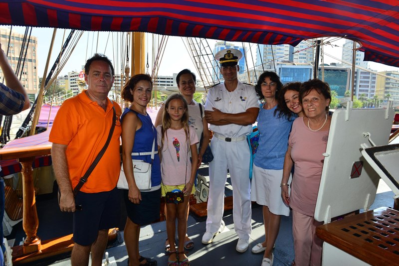 Tarihi gemi İzmir Limanı'na demirledi