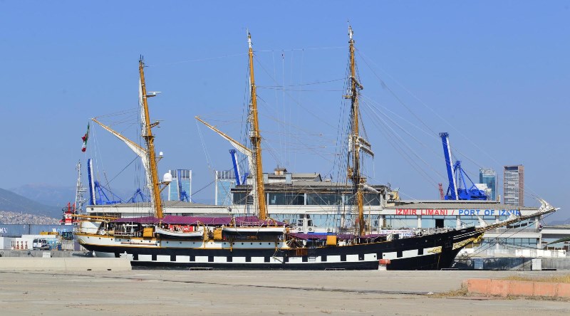 Tarihi gemi İzmir Limanı'na demirledi