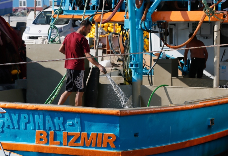 Balıkçılar halat çözmek için gün sayıyor