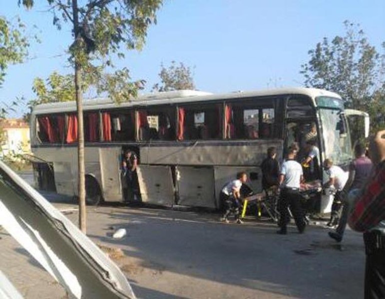 İzmir'de servis aracı geçerken patlama