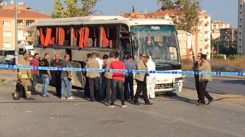 İzmir'de servis aracı geçerken patlama