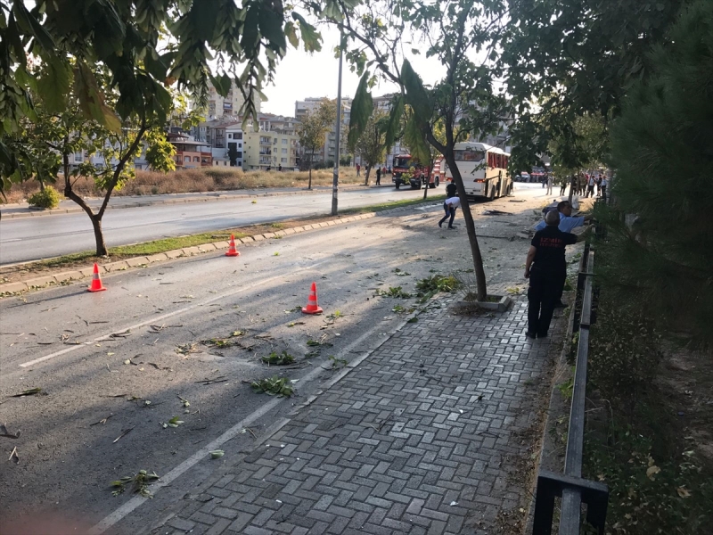 İzmir'de servis aracı geçerken patlama