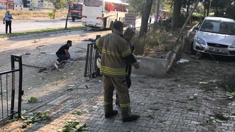 İzmir'de servis aracı geçerken patlama