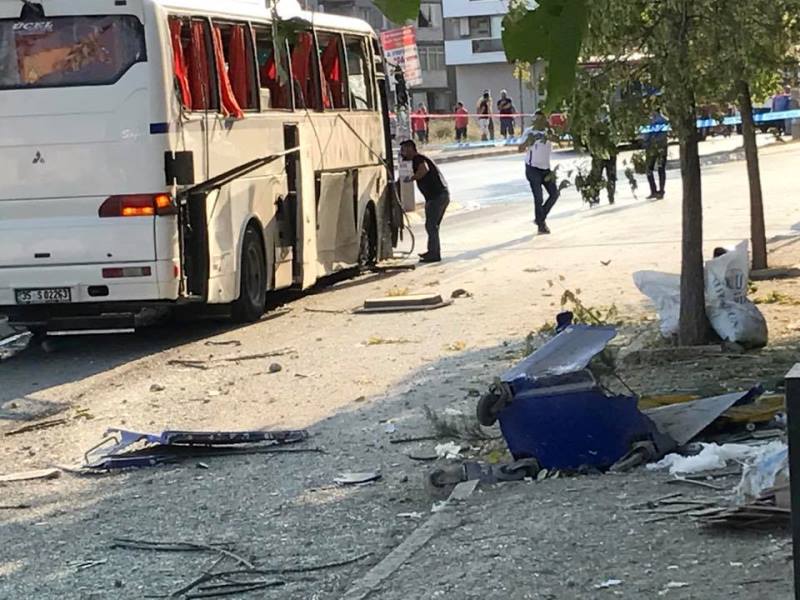 İzmir'de servis aracı geçerken patlama