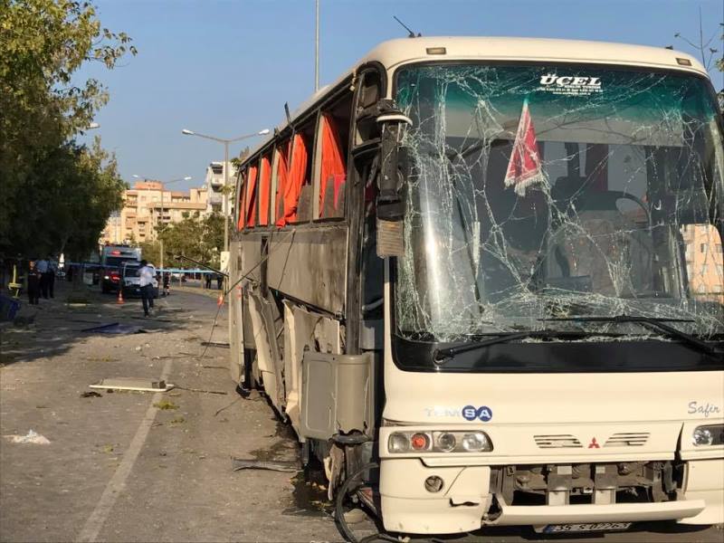 İzmir'de servis aracı geçerken patlama