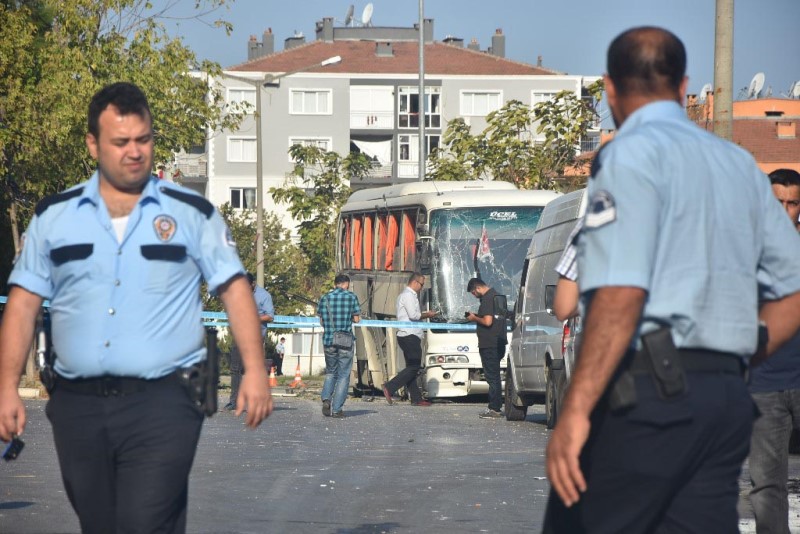 İzmir'de servis aracı geçerken patlama