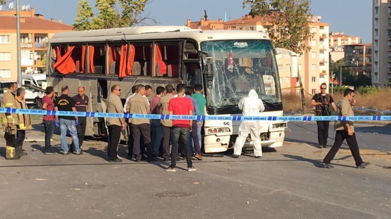 İzmir'de servis aracı geçerken patlama