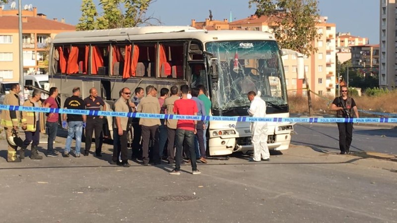 İzmir'de servis aracı geçerken patlama