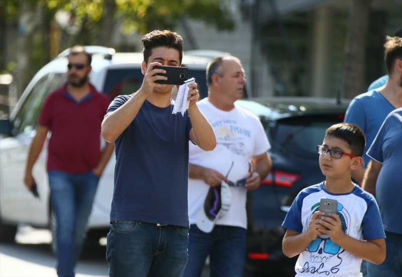 İzmir'de servis aracı geçerken patlama